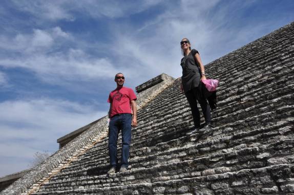 Com a Val, em uma das escadarias da pirâmide de Cholula, no México